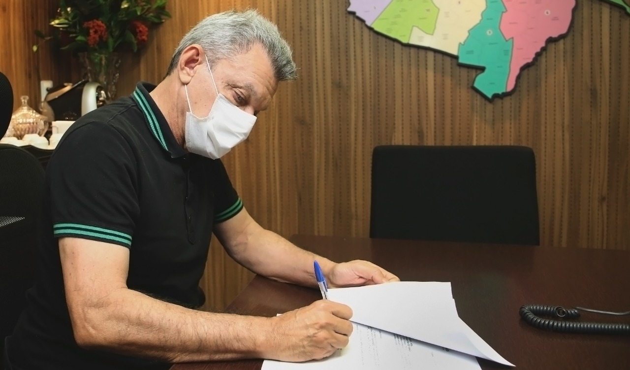 Sarto assina um documento em seu gabinete